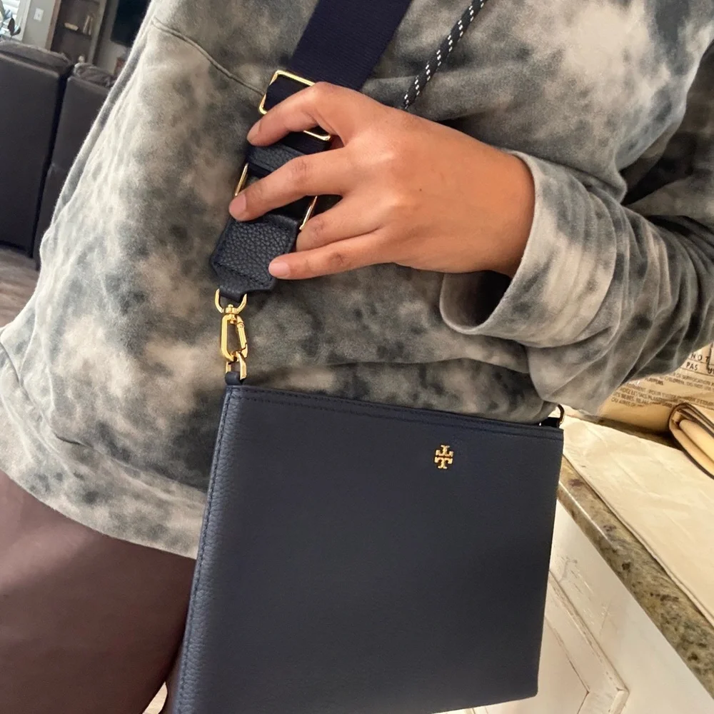 New Tory Burch BLAKE SWINGPACK  TORY NAVY - Picture 9 of 9